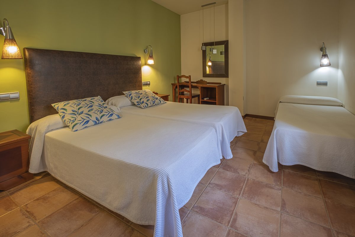 habitación con 3 camas en la hospedería de Loarre