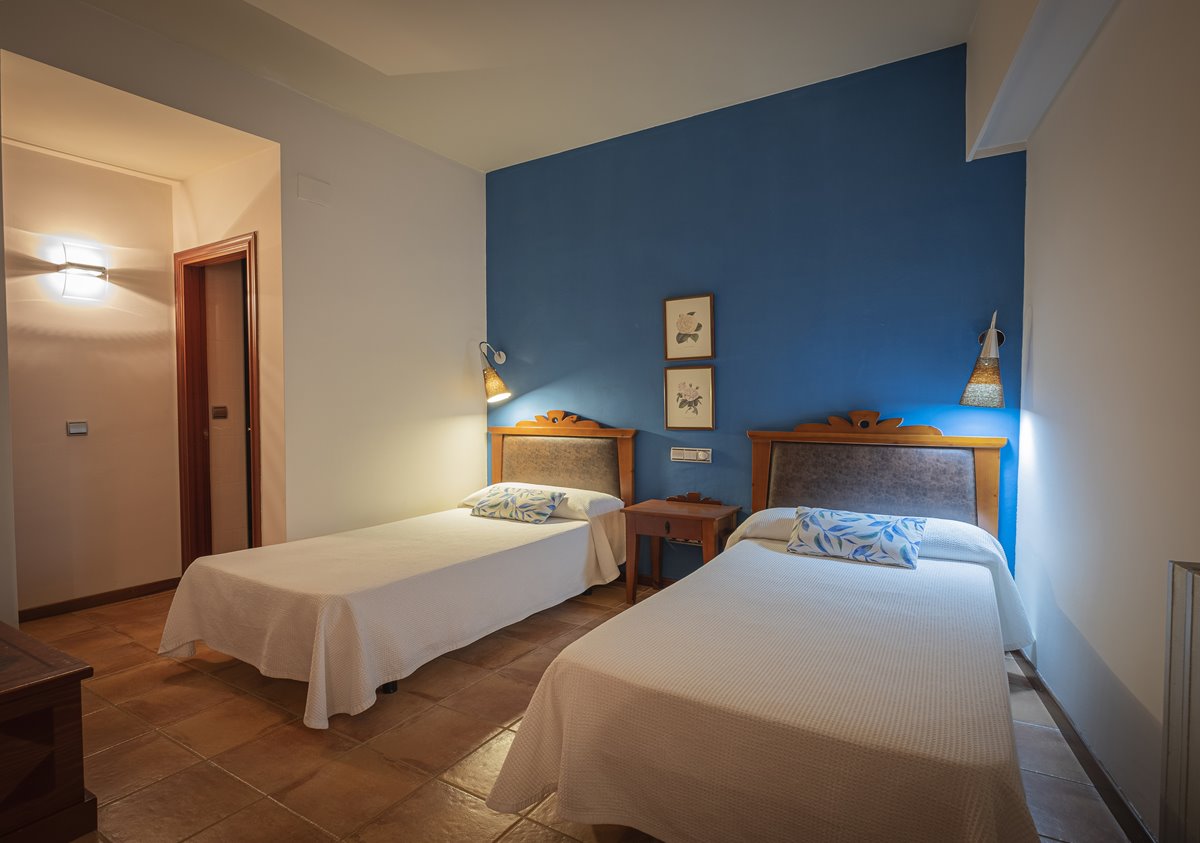 habitación con 2 camas en la hospedería de Loarre