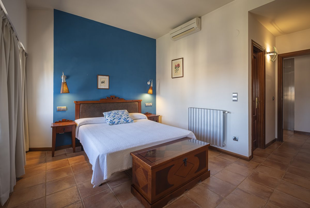 Habitación con cama de matrimonio en la hospedería de Loarre