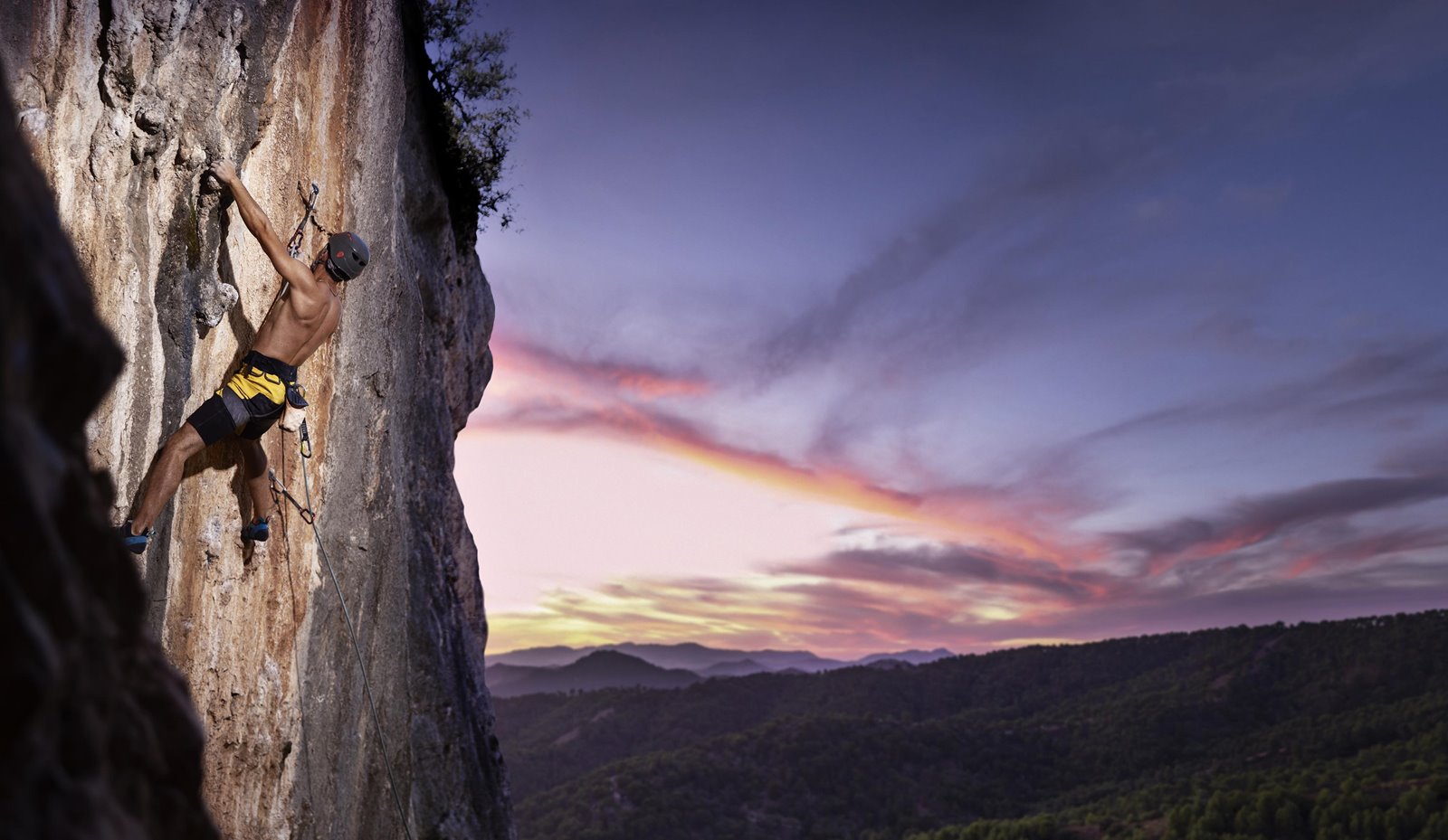 hombre-escalando-montana-equipo-seguridad